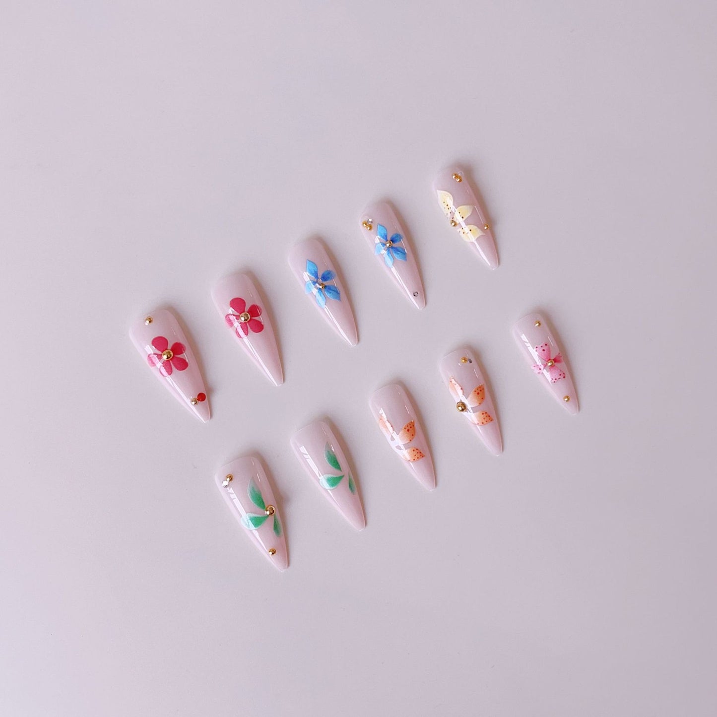 Künstliche Nagelspitzen mit floralen Verzierungen Brehn
