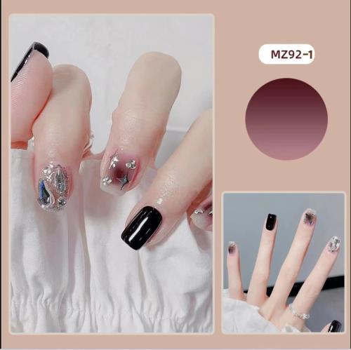 Elegantes Nageldesign mit Schleifen- und Strassdetails Brehn
