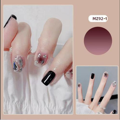 Elegantes Nageldesign mit Schleifen- und Strassdetails Brehn