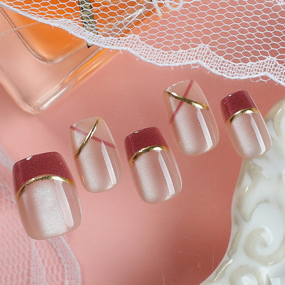 Kreatives Press-On Nagelkunst-Set mit eleganten Goldakzenten