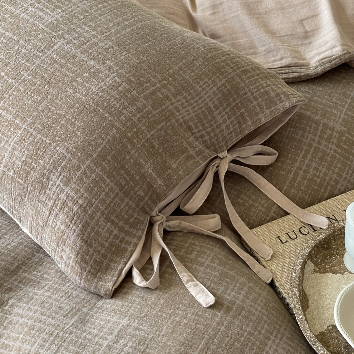 Wendbares Bettwäsche-Set aus Baumwollsatin mit strukturiertem Kreuzmuster und Kissenbezügen mit Bindeband