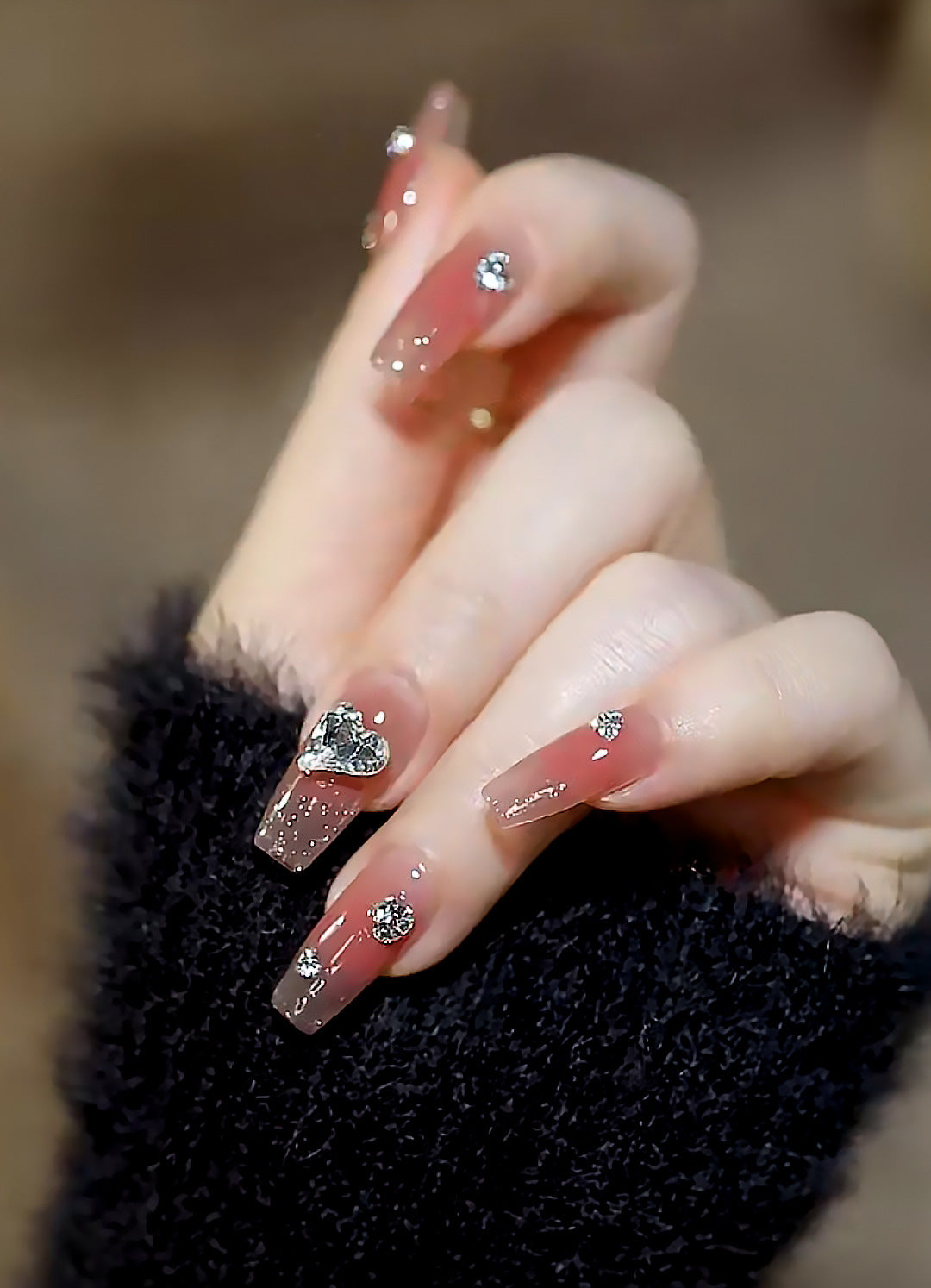 Kunstnagelset mit funkelnden Glitzer- und holografischen Akzenten Brehn