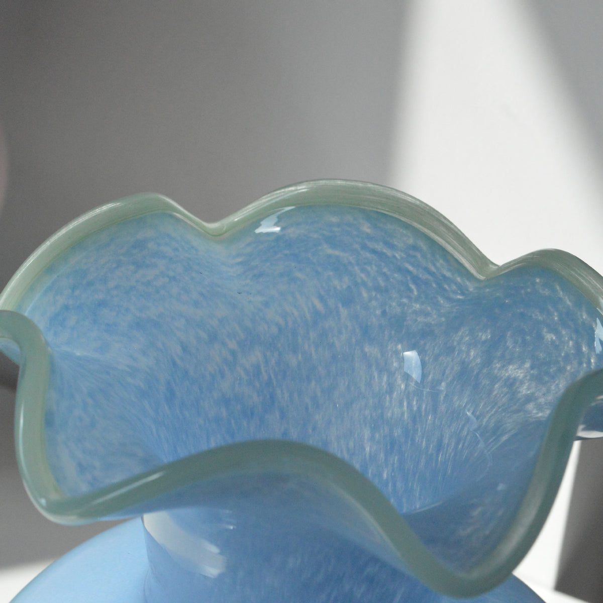 Handgeblasene Vase aus Kunstglas mit rüschigem Rand und Bulb-on-Pedestal Brehn