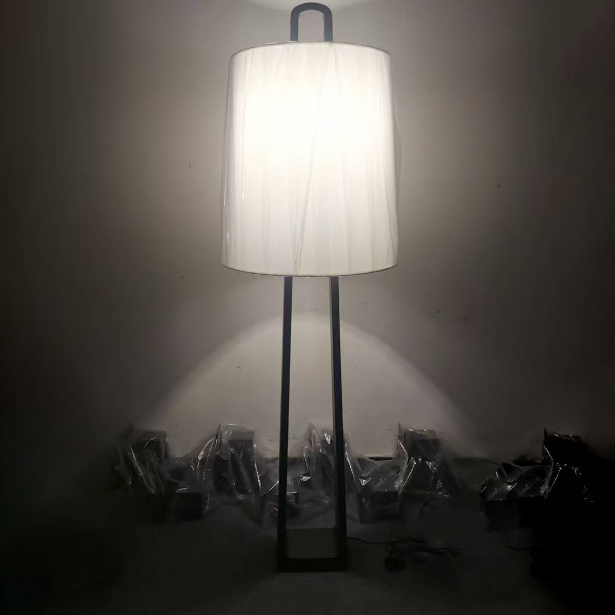 Elegante moderne Stehlampe mit einzigartiger Struktur
