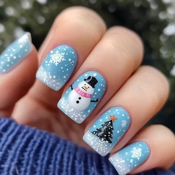 Kunstnagelset mit winterlichen Motiven und festlichen Akzenten Brehn