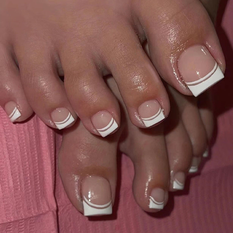 Kunstvolle Fußnagelkunst mit elegantem French-Tip Design Brehn