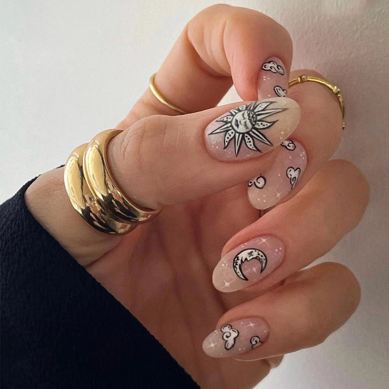 Kunstvolle Nagelkunst im Mond- und Sonnenmotiv Brehn