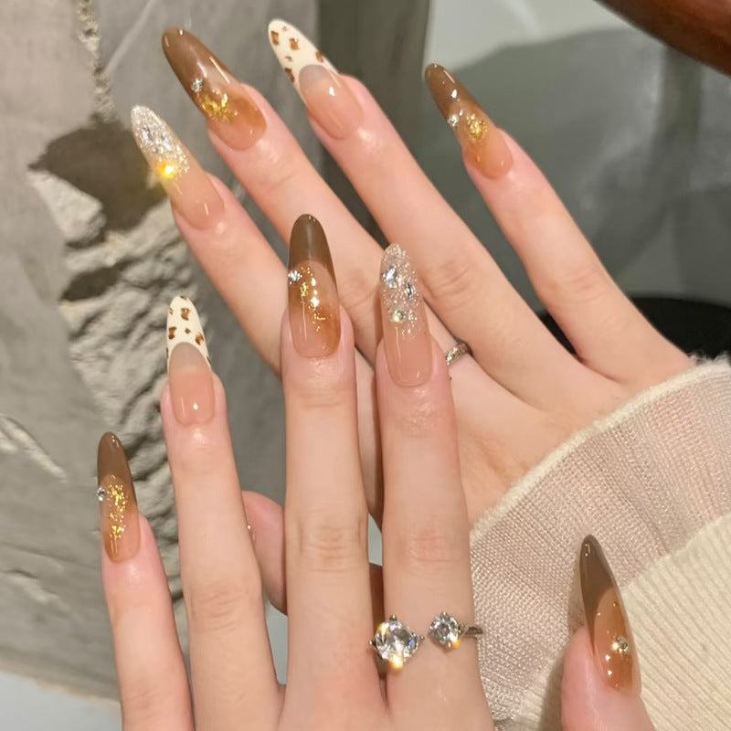 Glamouröse Kunstnägel mit kreativen Verzierungen Brehn