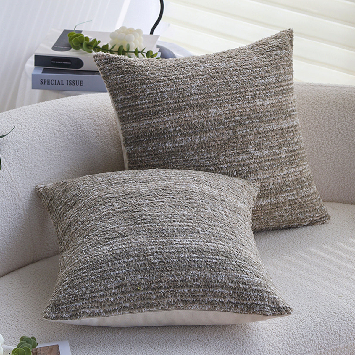Quadratischer Kissenbezug aus weicher Chenille-Bouclé mit gerippter Textur Brehn