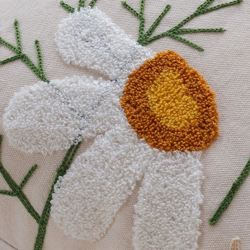 Quadratischer Zierkissenbezug mit handtufteter Gänseblümchen‑Applikation aus Baumwoll‑Leinen Brehn
