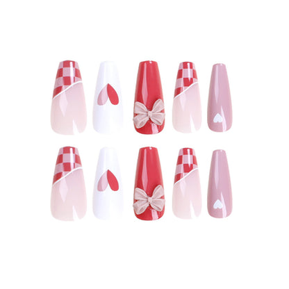 Kunstvolle Nagelverlängerungen mit verspielten Designs und romantischen Akzenten Brehn