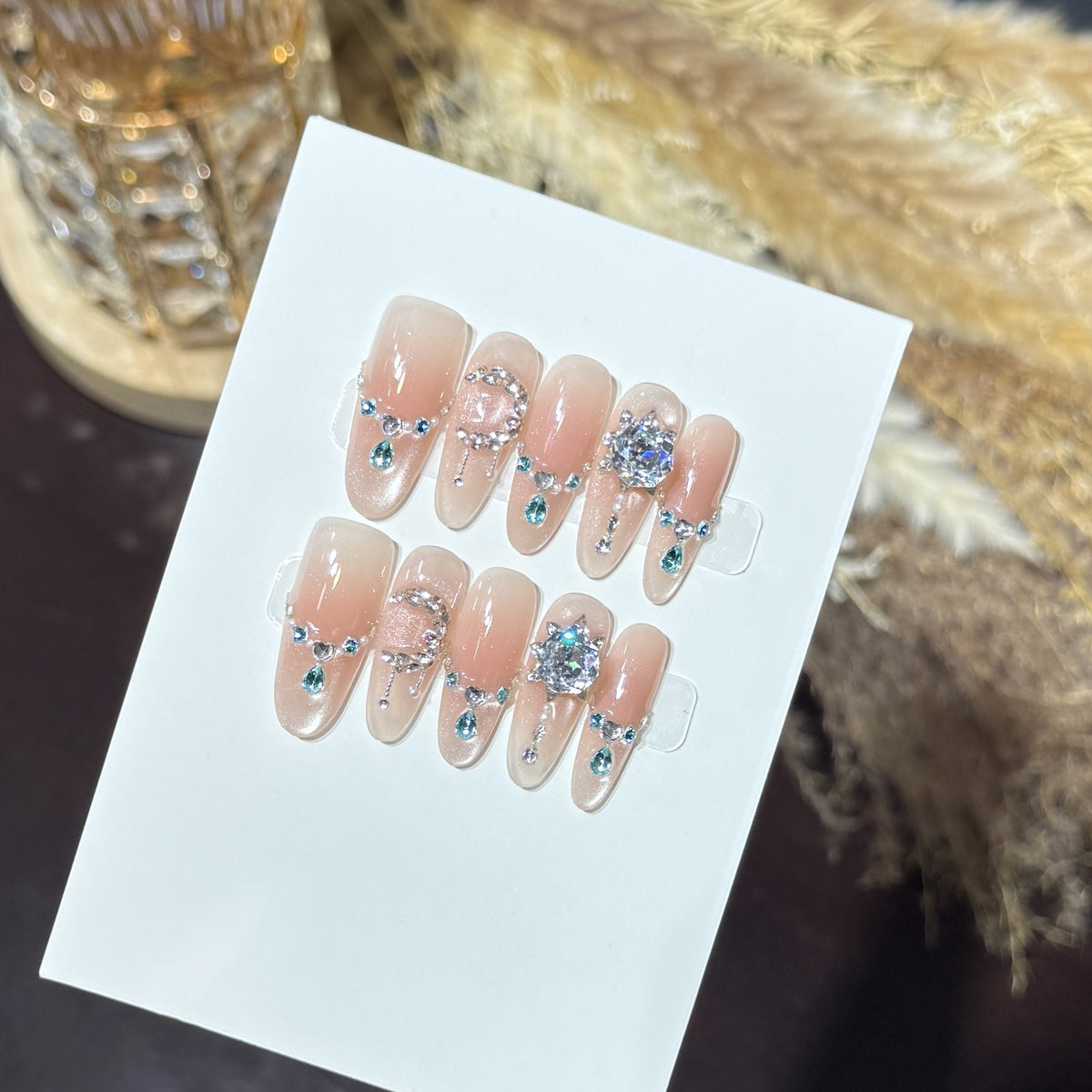 Dekoratives Press-On Nagelkunstset mit einzigartigen Edelsteinakzenten Brehn