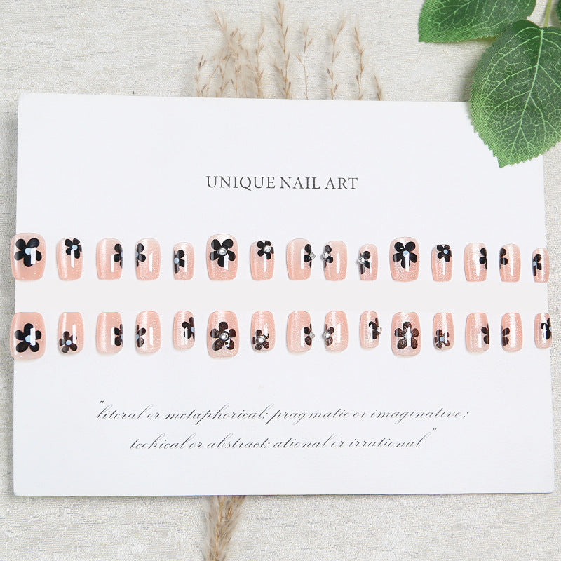Kunstnagelset mit elegantem Blumendesign und glamourösen Akzenten Brehn