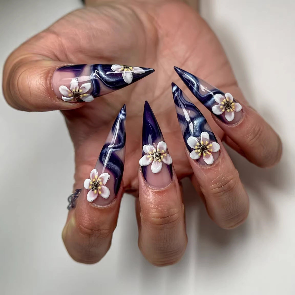 Extravagante Kunstnägel mit Floralem Design Brehn
