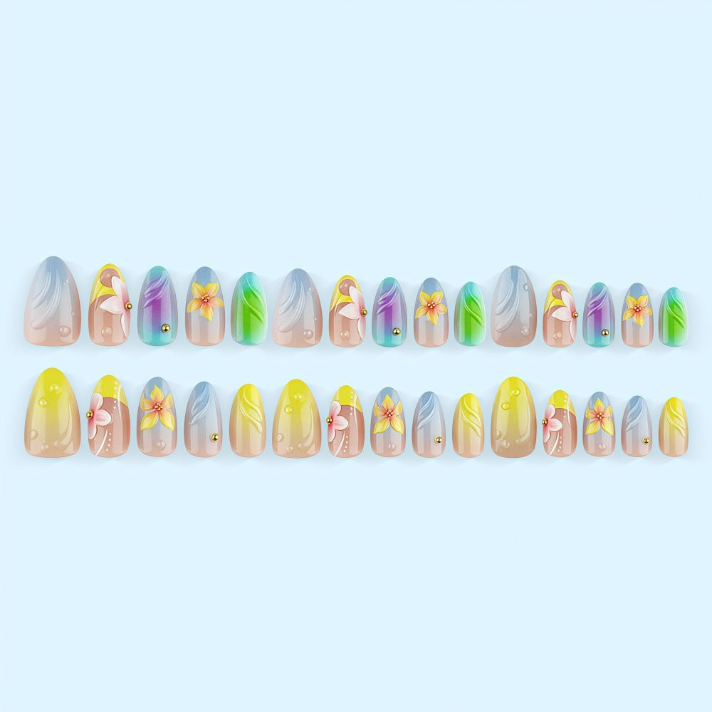 Kunstnagelset mit floralen Elementen und farbenfrohen Akzenten Brehn