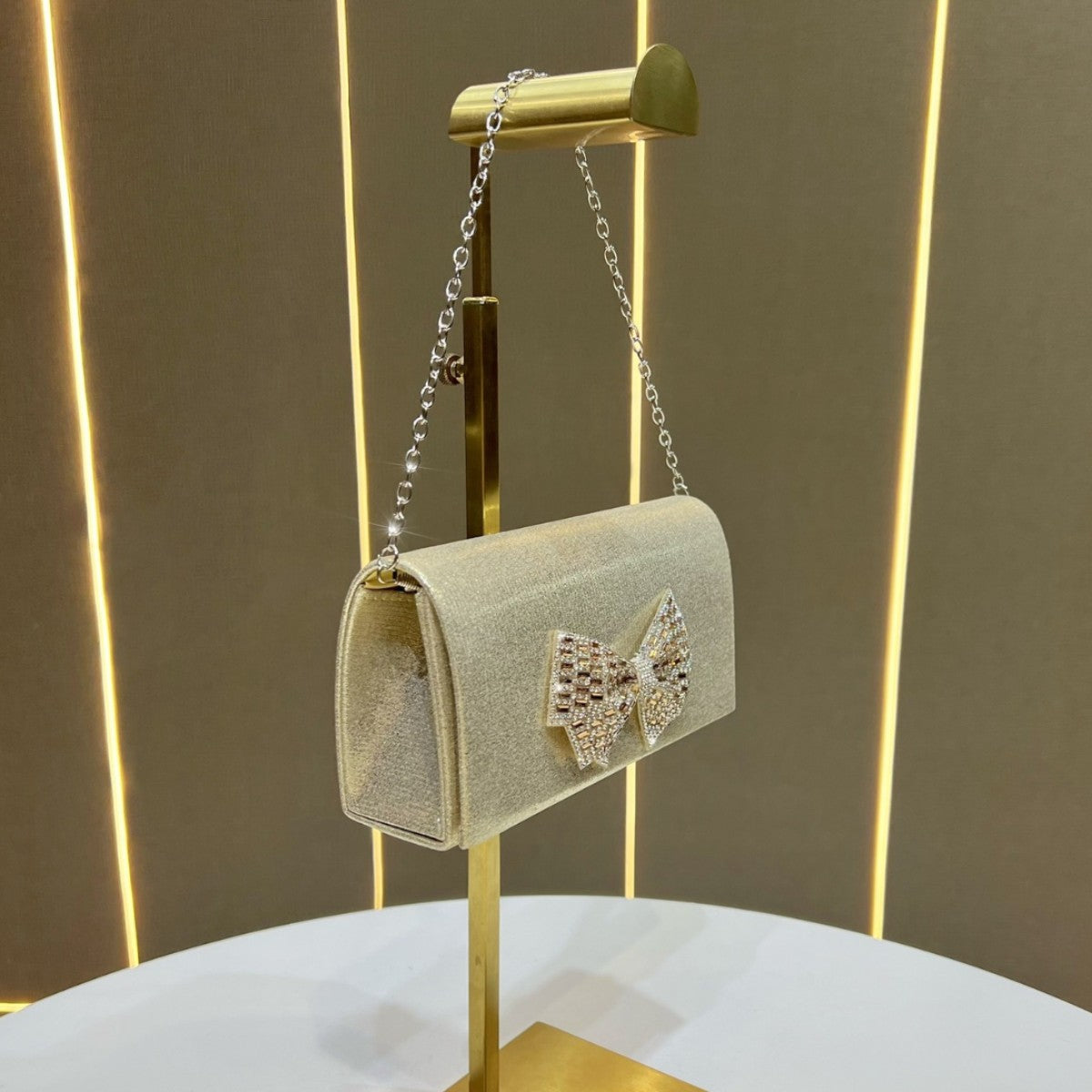 Bogen-verzierte Abendclutch