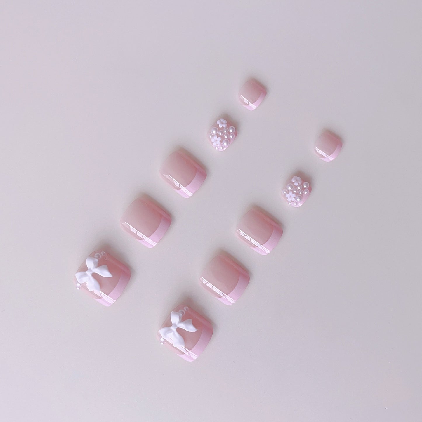 Fußnagelkunstset mit niedlichen 3D-Schleifen- und Perlverzierungen Brehn
