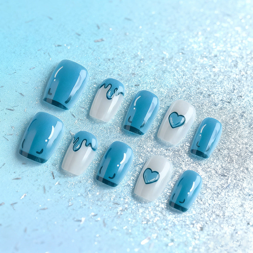 Künstlerisches Press-On-Nagelset mit Herzdesigns Brehn
