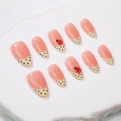 Künstlerisches Press-On Nagelset mit Marienkäfer- und Pünktchen-Design Brehn