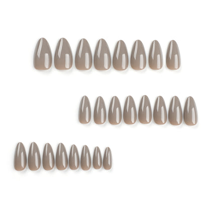 Kunstvolle Stiletto-Nägel mit elegantem Hochglanz-Finish Brehn