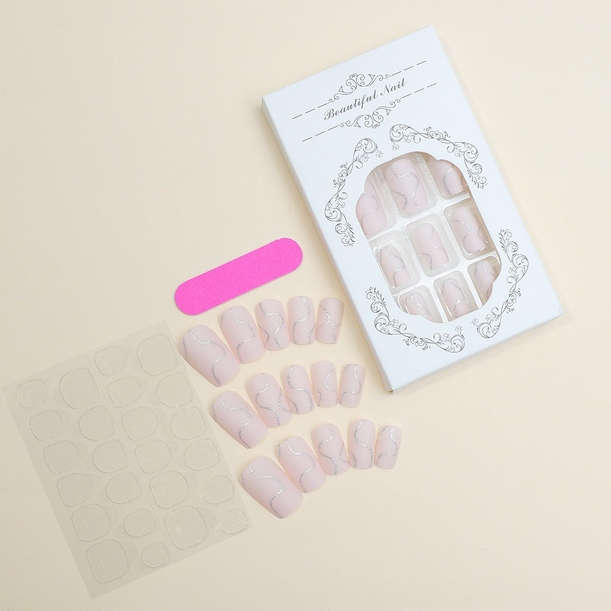 Künstliches Nagelset mit eleganten Linien und Glitzerakzenten Brehn
