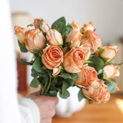 Lebensechter künstlicher Rosenstrauß