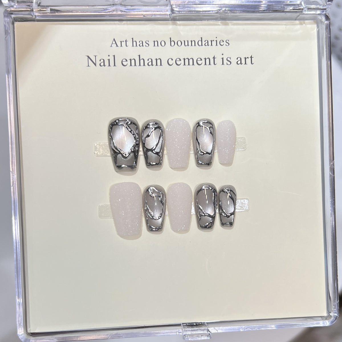 Elegantes Acryl Press-On Nagelkunstset mit metallischen Designelementen Brehn