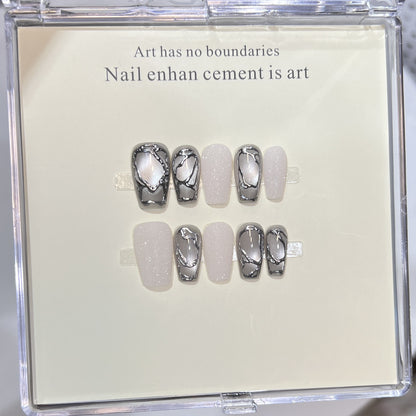 Elegantes Acryl Press-On Nagelkunstset mit metallischen Designelementen Brehn