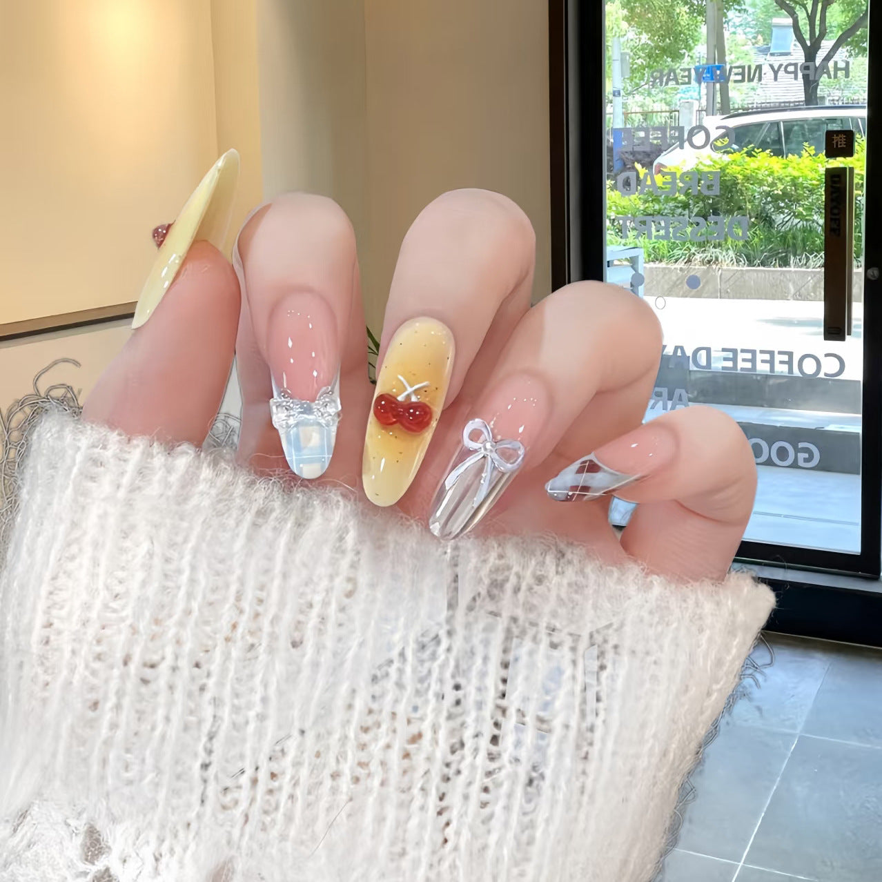 Charmantes Charakter-inspiriertes Press-On Nagelkunst-Set Brehn