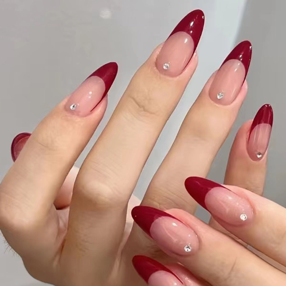 Elegante Stiletto-Nagelkunst mit Strassakzenten