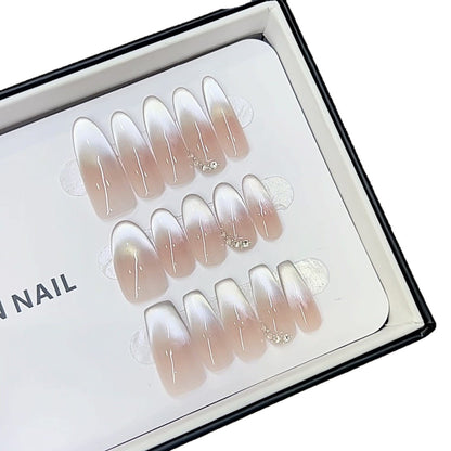 Elegantes Press-On-Nagel-Set mit Ombre-Finish und dekorativen Akzenten Brehn