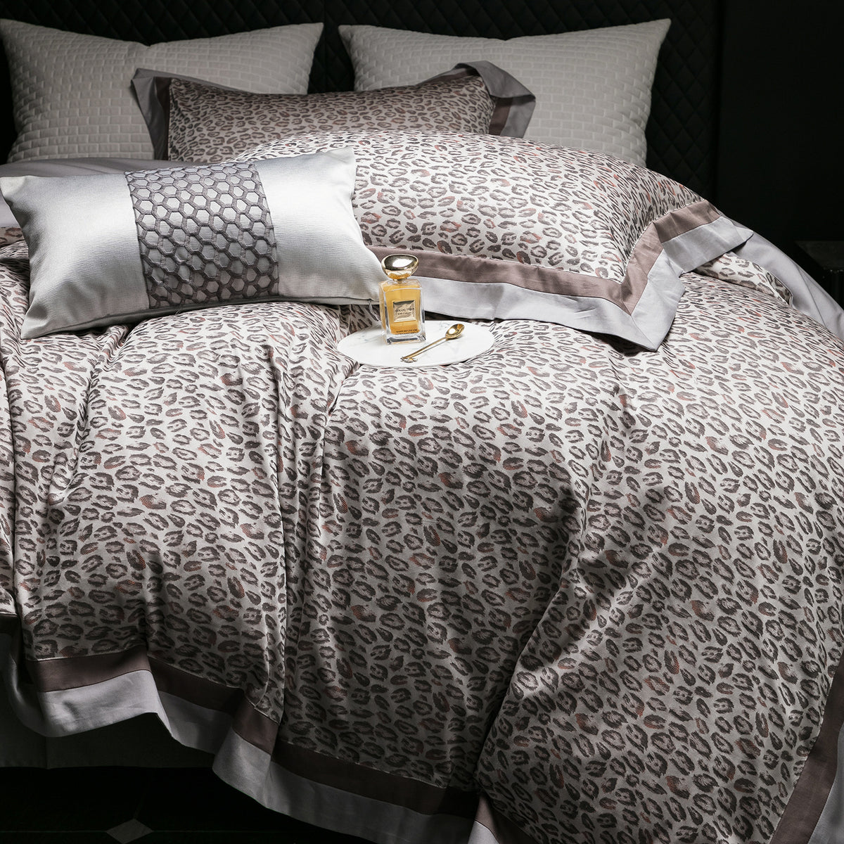 Luxuriös Wendbares Zebra-Print Baumwollsateen Bettwäsche Set mit Satin-Bordüre Kissenbezügen