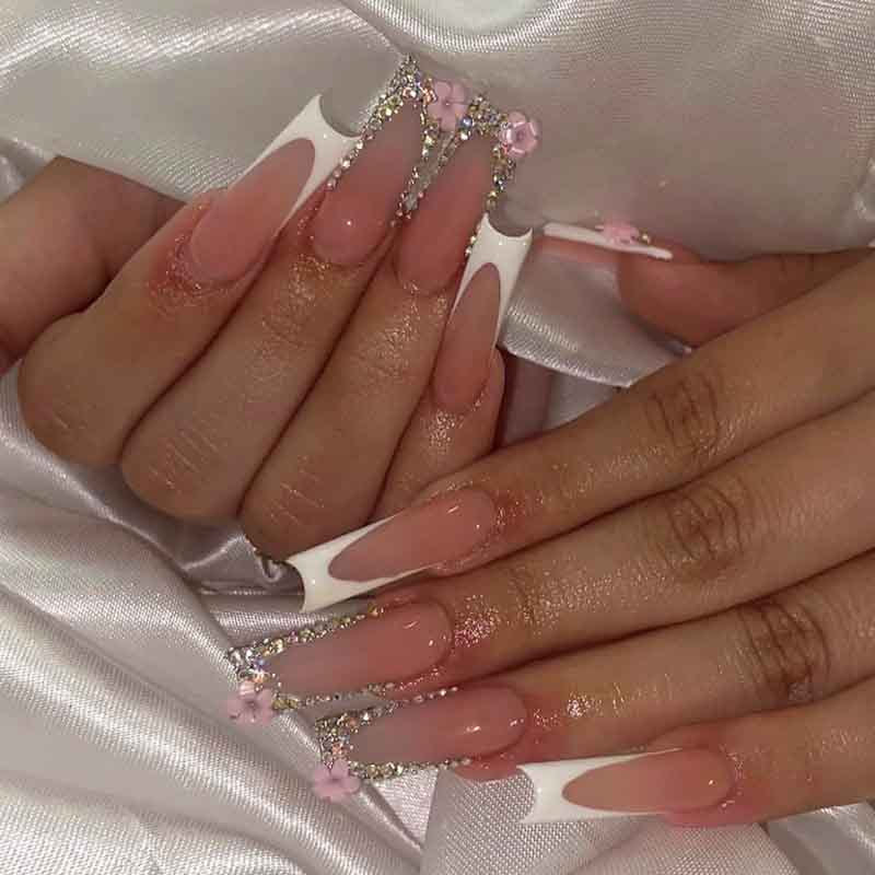Kunstnagelset mit eleganten Glitzer- und Blütenakzenten Brehn