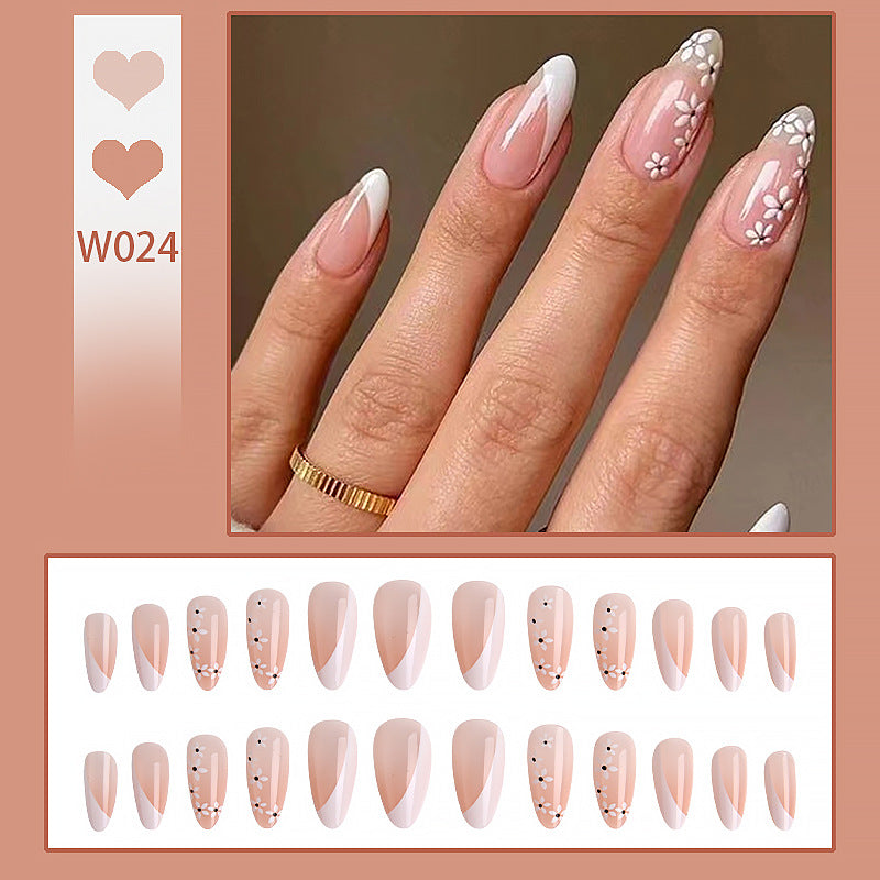 Kunstvolle Nagelspitzen mit floralen Akzenten Brehn
