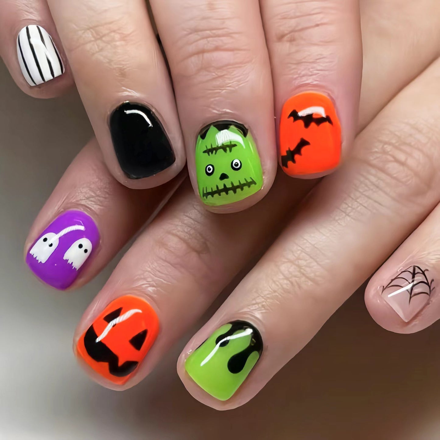 Nagelkunstset mit Halloween-Motiven und kreativen 3D-Akzenten Brehn