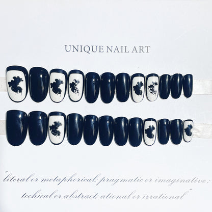 Künstlerisches Press-On Nagelset mit floralen und abstrakten Designs