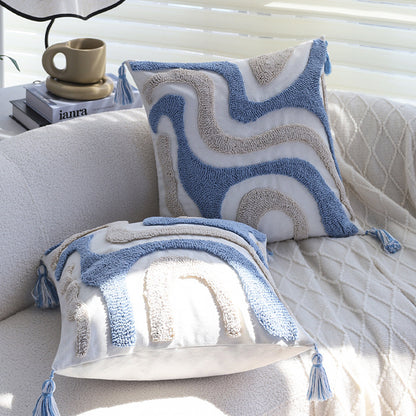 Quadratischer Kissenbezug mit reliefierter Handtuft‑Wellenstruktur aus Baumwoll‑Leinenmix und dekorativen Eckquasten Brehn