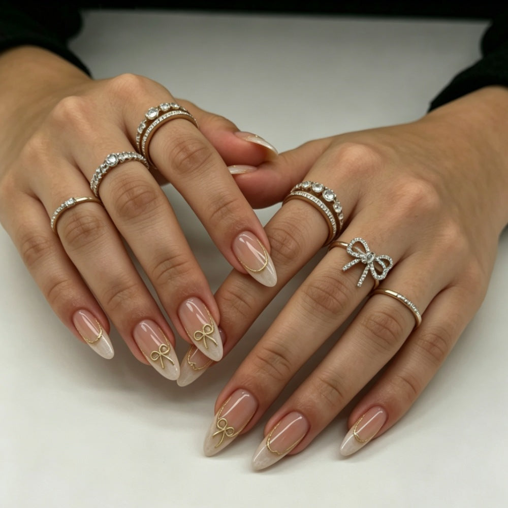 Elegantes Press-On-Nagelset mit goldenen Akzenten Brehn