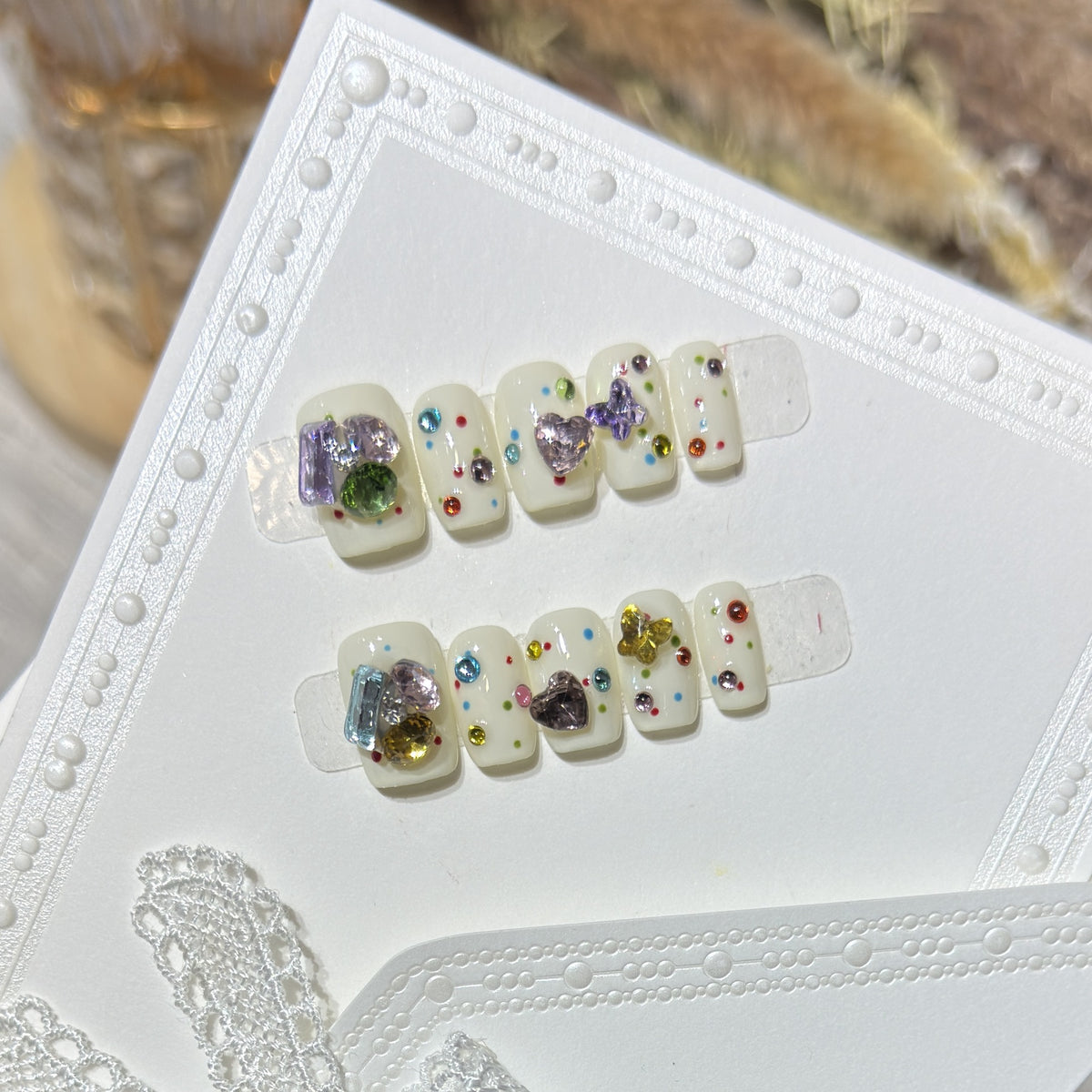 Dekoratives Press-On Nagelkunst-Set mit bunten Edelstein-Akzenten Brehn