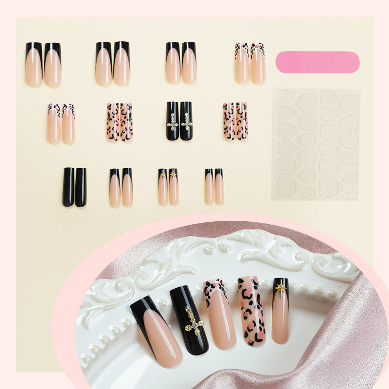 Kunstnagelset mit ästhetischen Akzenten und eleganten Designs Brehn