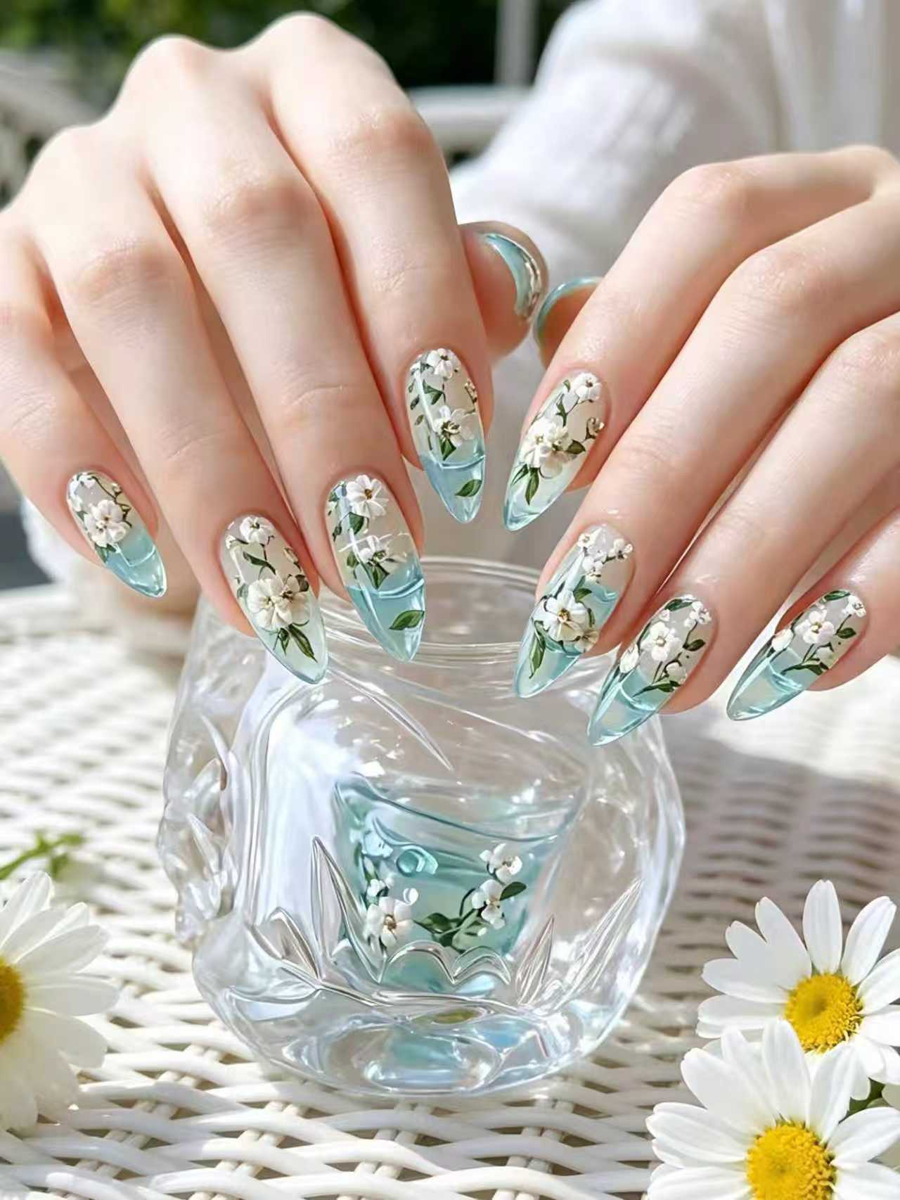 Elegante Kunstnägel Im Floralen Design Brehn