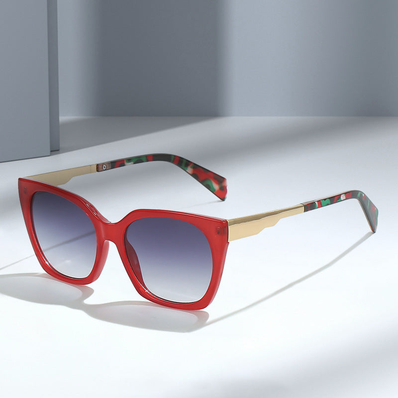 Damen Oversized-Sonnenbrille mit elegantem transparentem Rahmen und goldenen Akzenten Brehn
