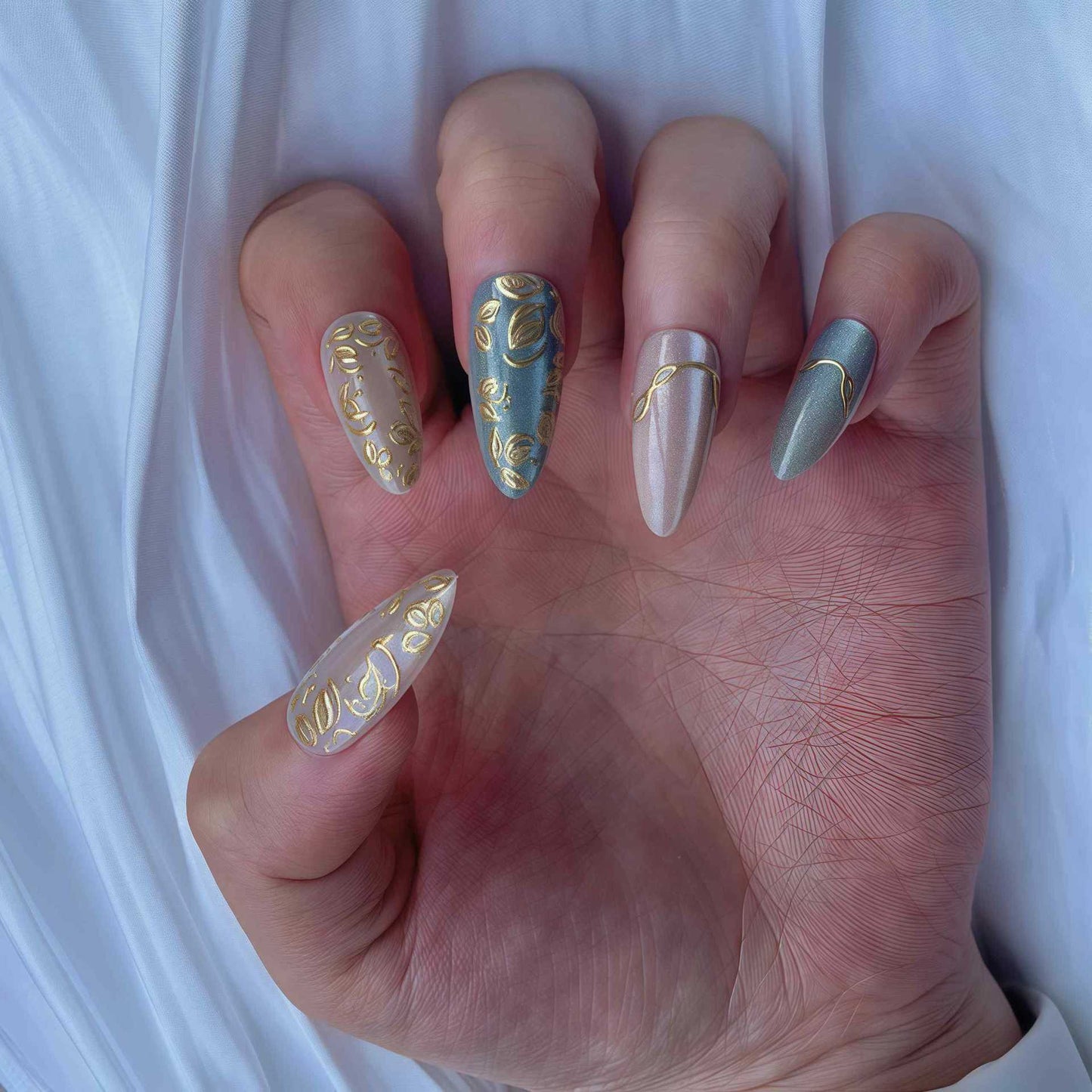 Künstlerisches Stiletto Press-On Nagelset mit eleganten goldenen Akzenten Brehn