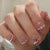 Glamouröse Nail Art mit Strass-Details Brehn