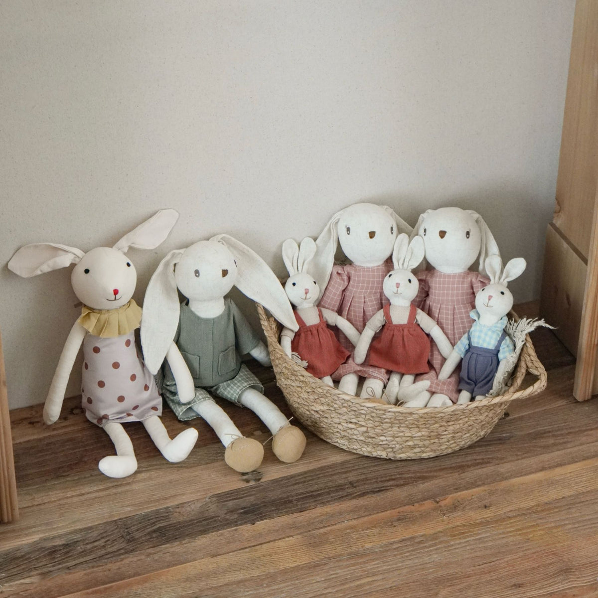 Handgemachte Leinen-Hase Weiche Stoffpuppe mit besticktem Latzkleid