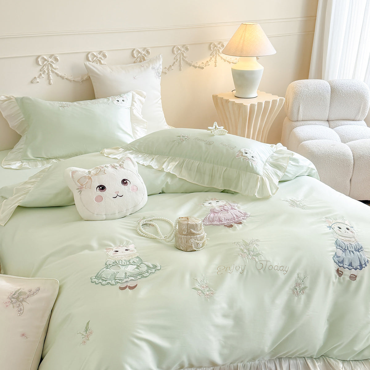 Satin-Bettwäscheset mit Rüschen und Katzenstickerei