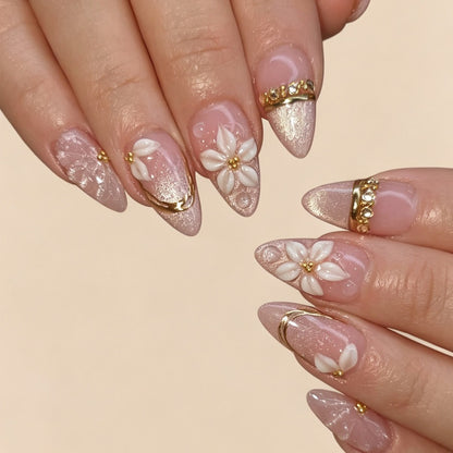 Elegantes Kunstnagelset mit Blumen- und Glitzerelementen Brehn