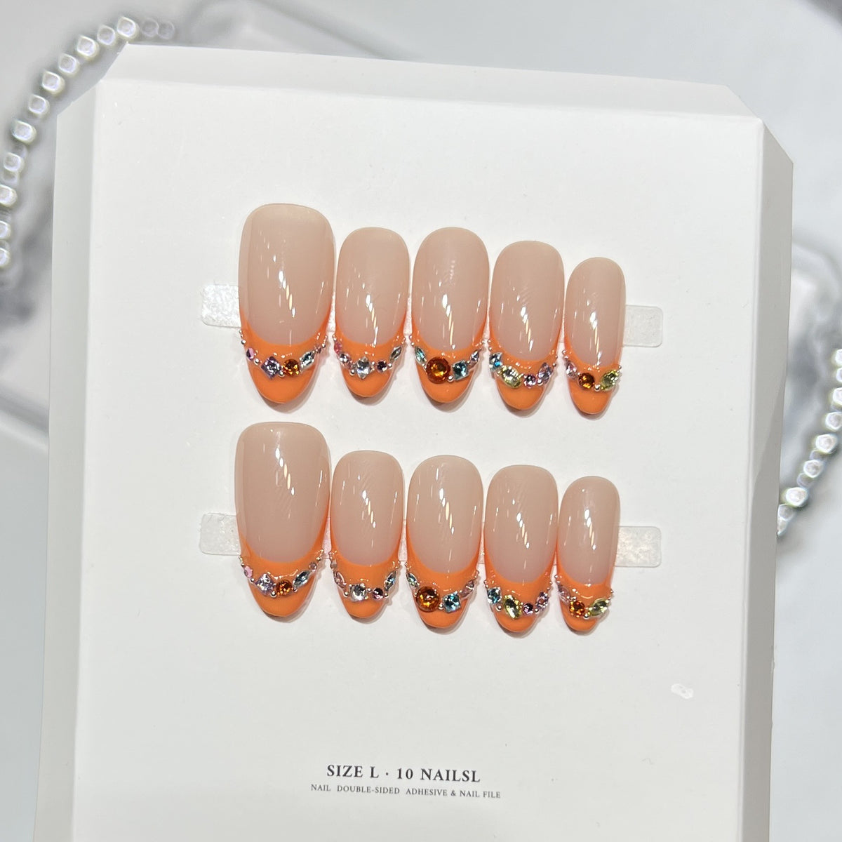 Dekorativer Press-On-Nagelset mit Rhinstein-Akzenten Brehn