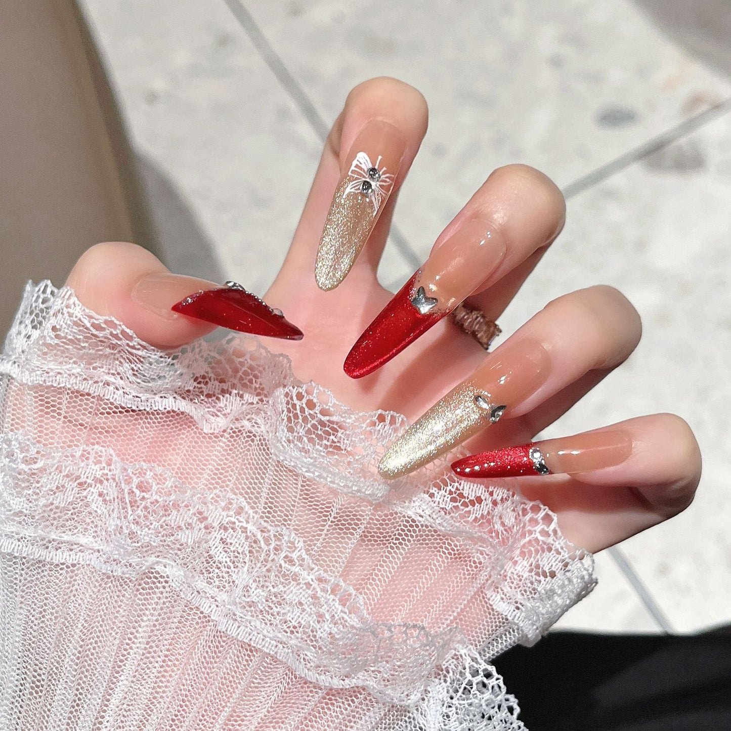 Künstlerische Stiletto Press-On Nagelkunst mit schimmernden Akzenten Brehn