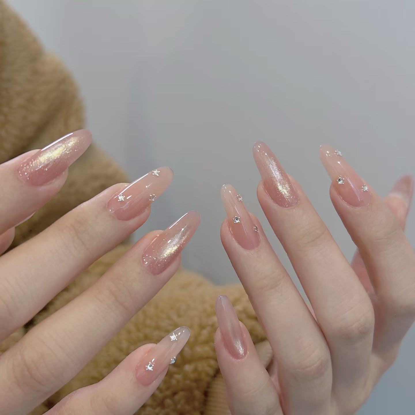 Elegante Kunstnägel mit Glitzerakzenten Brehn